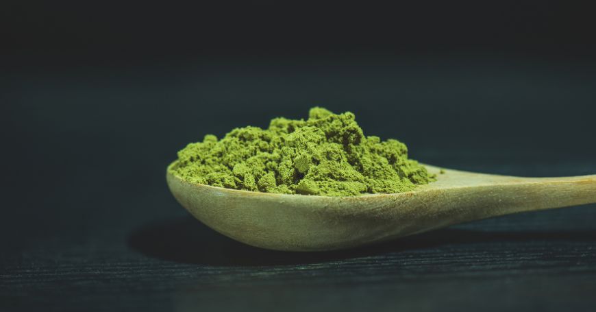 Löffel mit Matcha-Pulver für die Teezubereitung
